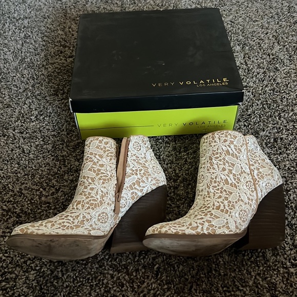 Very Volatile 8.5 cream and white lace bootie comes with box. - Picture 3 of 5